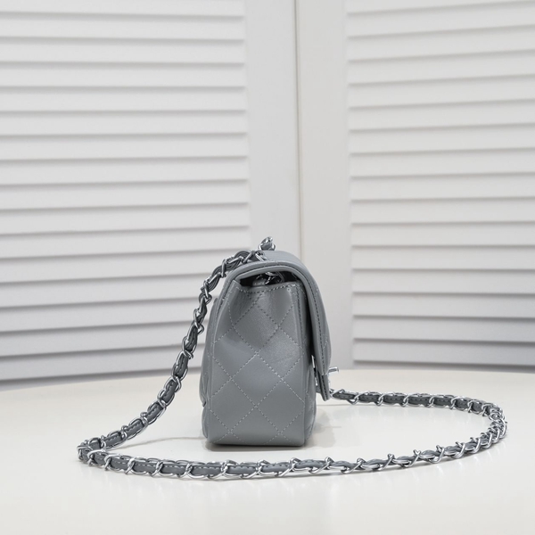 シャネルバッグ背面デザイン